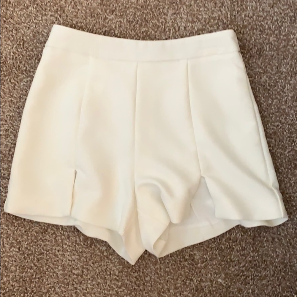 DO+BE white shorts